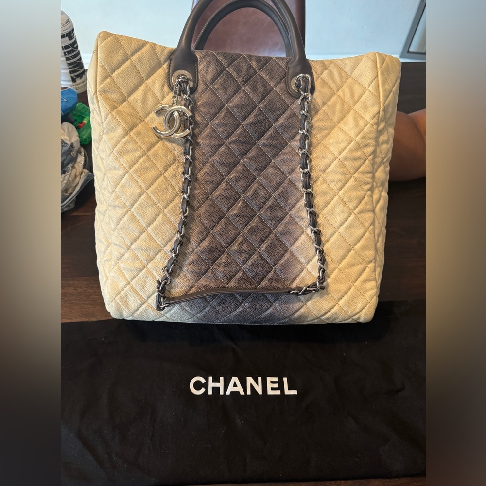 CHANEL Caviar ombré Large